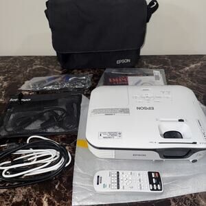 Epson EX3212 Portable Projector Hrs BUNDLE Remote, Case Mint Condition W Cables